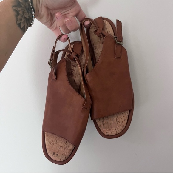 Tan Leather Sandals NWOT Korks Comfy Flats Euro Beachy Casual Vacation - Picture 5 of 6